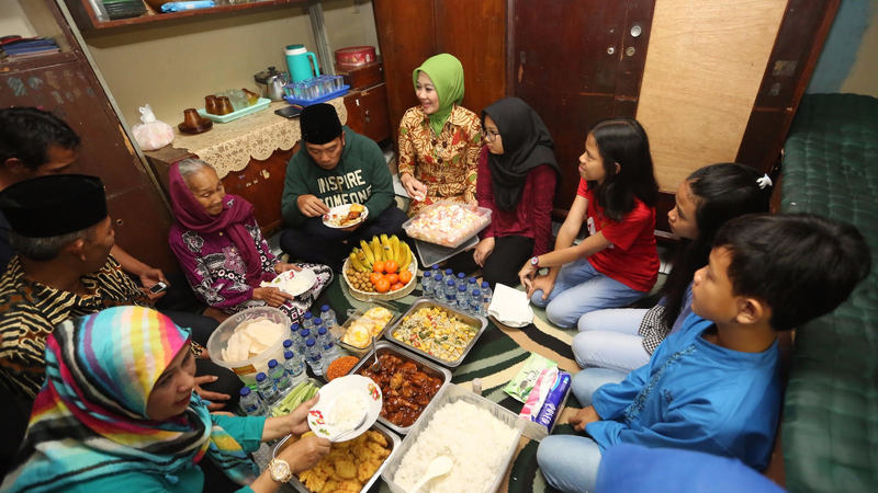 Makan Malam Bersama Keluarga Prasejahtera di Babakan Ciamis